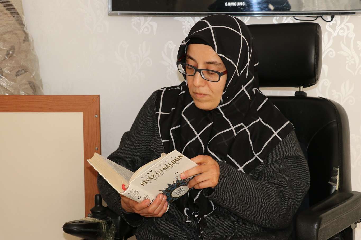 Engeline rağmen hayata tutunan kadının ibadet aşkı imrendiriyor